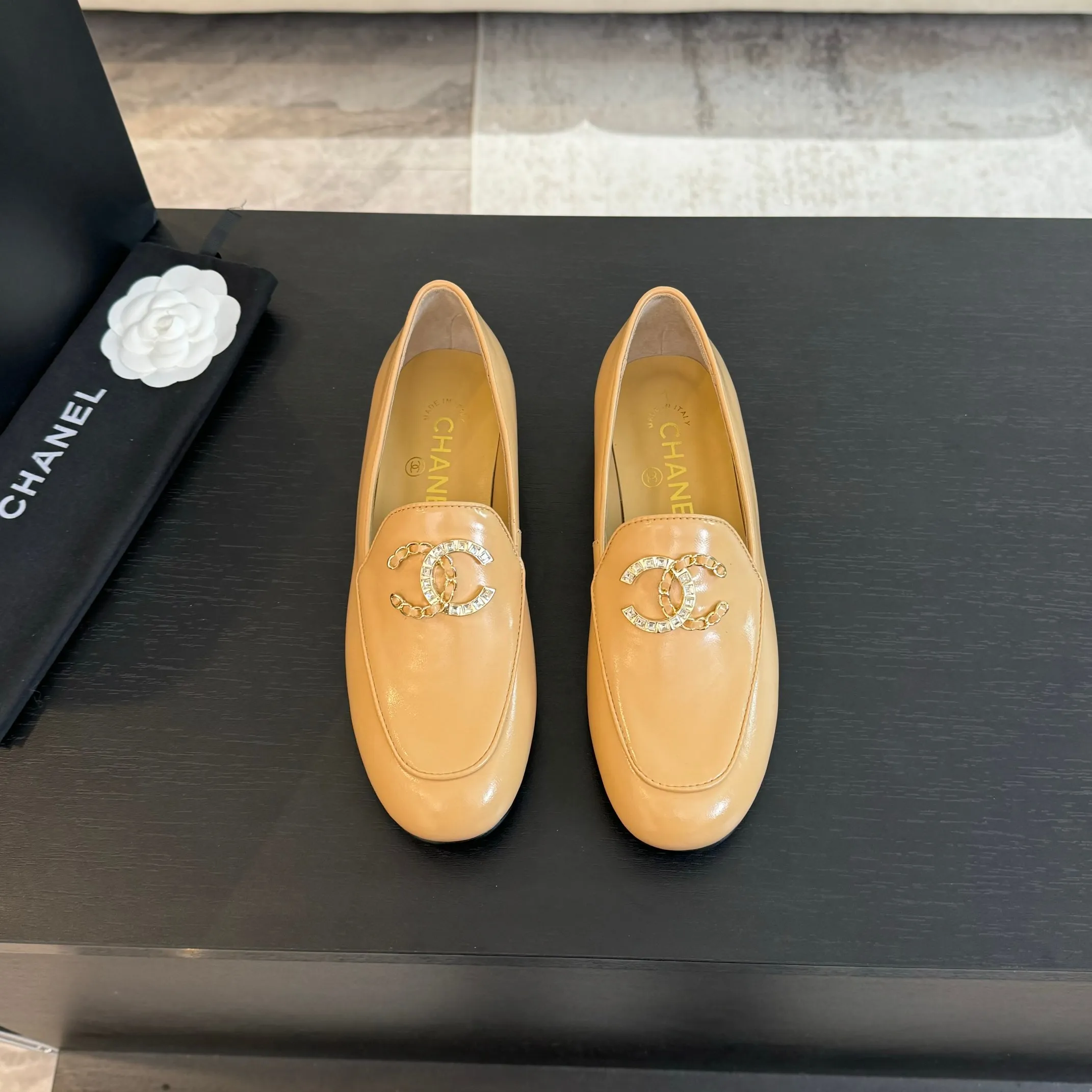 👟👟Ex-factory price 600👟👟 Purchasing-grade CHANEL Xiaoxiang classic retro shoes. I liked this pair at first sight. The design of the upper is very special. The classic hardware buckles embellished with Xiaoxiang are very CHANEL style. It has a high-end feel. The upper feet are very comfortable and soft. The feet are not afraid of being good-looking and comfortable. They are invincible when paired with mid-calf socks, skirts and trousers. It looks simple in style, but it has the effect of elongating the legs immediately on the feet, which is simple and does not lose personality. Adds a touch of coolness. Upper: imported mixed-breed lambskin. Lining: mixed-breed sheepskin. Soft, sweat-absorbent and breathable! Hardware: Exclusive original 1:1 mold development! Long-lasting and does not soften! Outsole: Genuine leather outsole imported from Italy. Height is about 2.5cm. Different market currency. We are different. Size: #34-42 (34 40 41 customized, non-refundable)